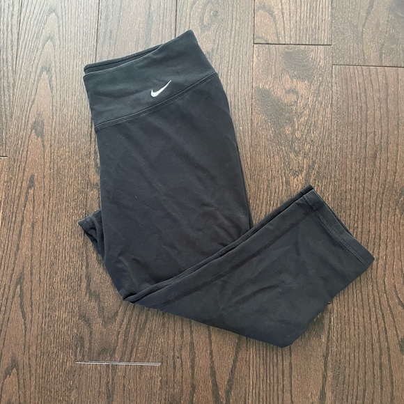 Nike Black Cropped Leggings - Picture 1 of 5